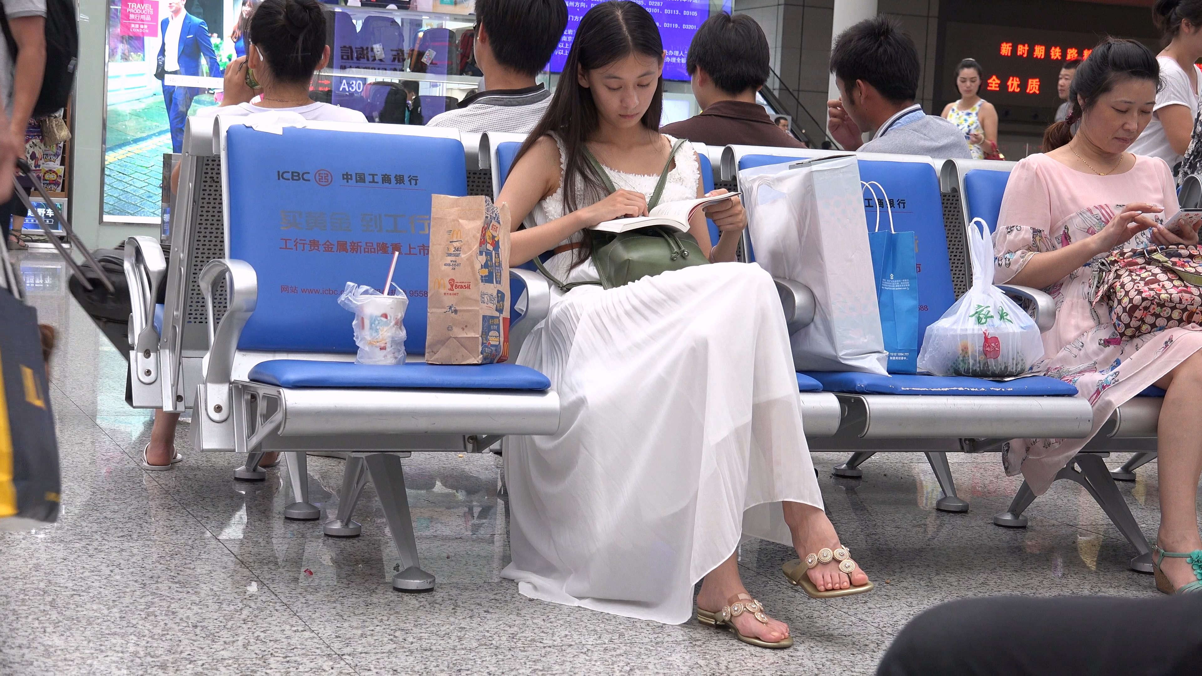 候车时也认真学习的美女