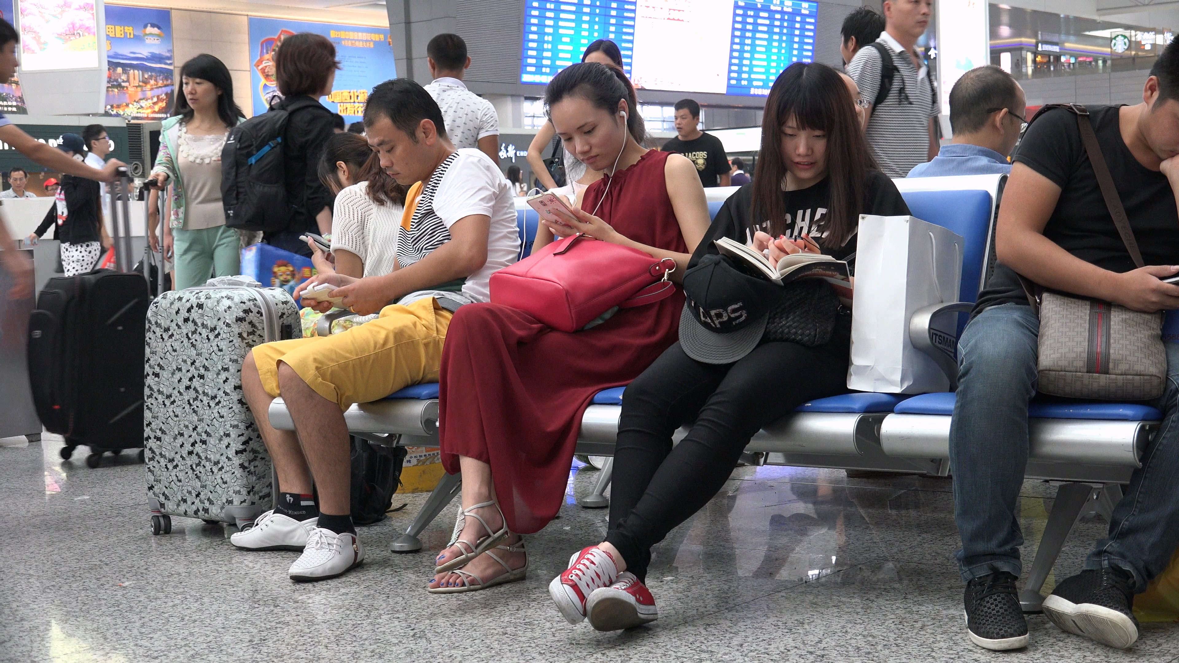 红裙MM戴耳机看手机