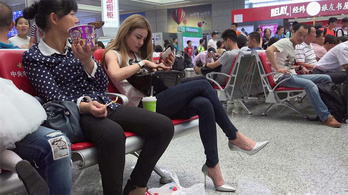 来点不一样的风味：漂亮金发女孩的纯粹超高跟诱惑