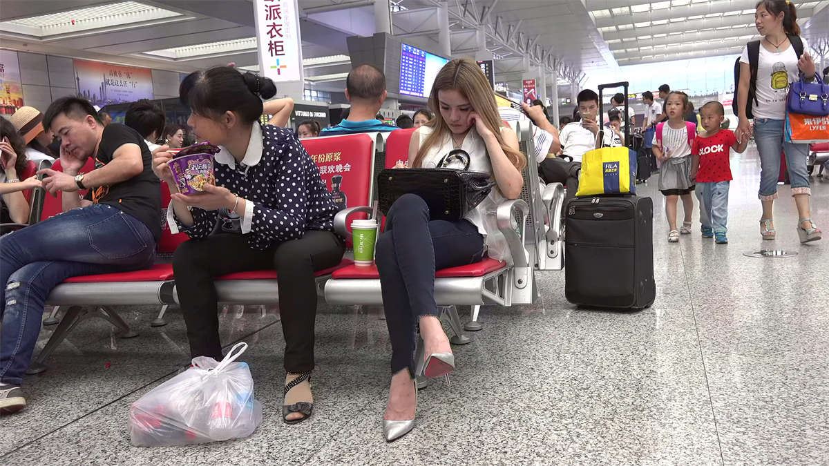 来点不一样的风味：漂亮金发女孩的纯粹超高跟诱惑