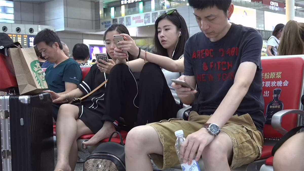 高冷女神竟然脱鞋双脚上椅，除了正面攻击别无他法