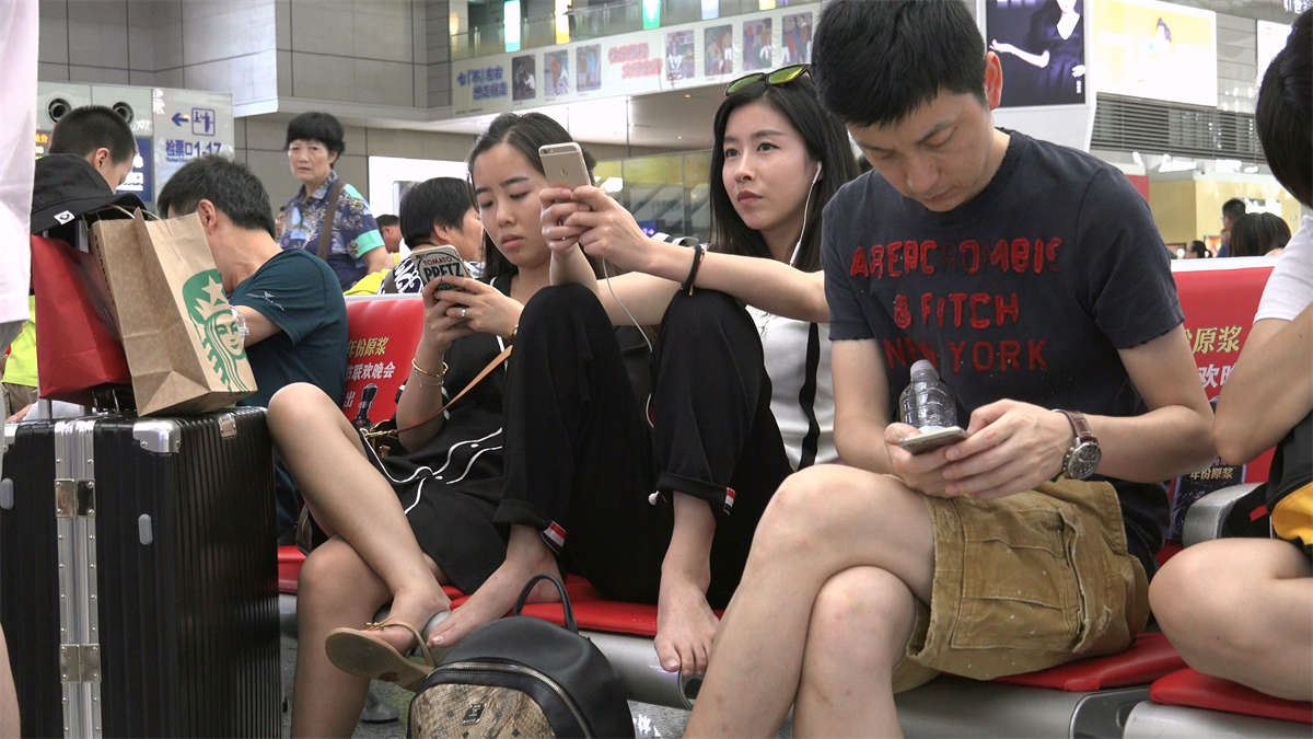 高冷女神竟然脱鞋双脚上椅，除了正面攻击别无他法