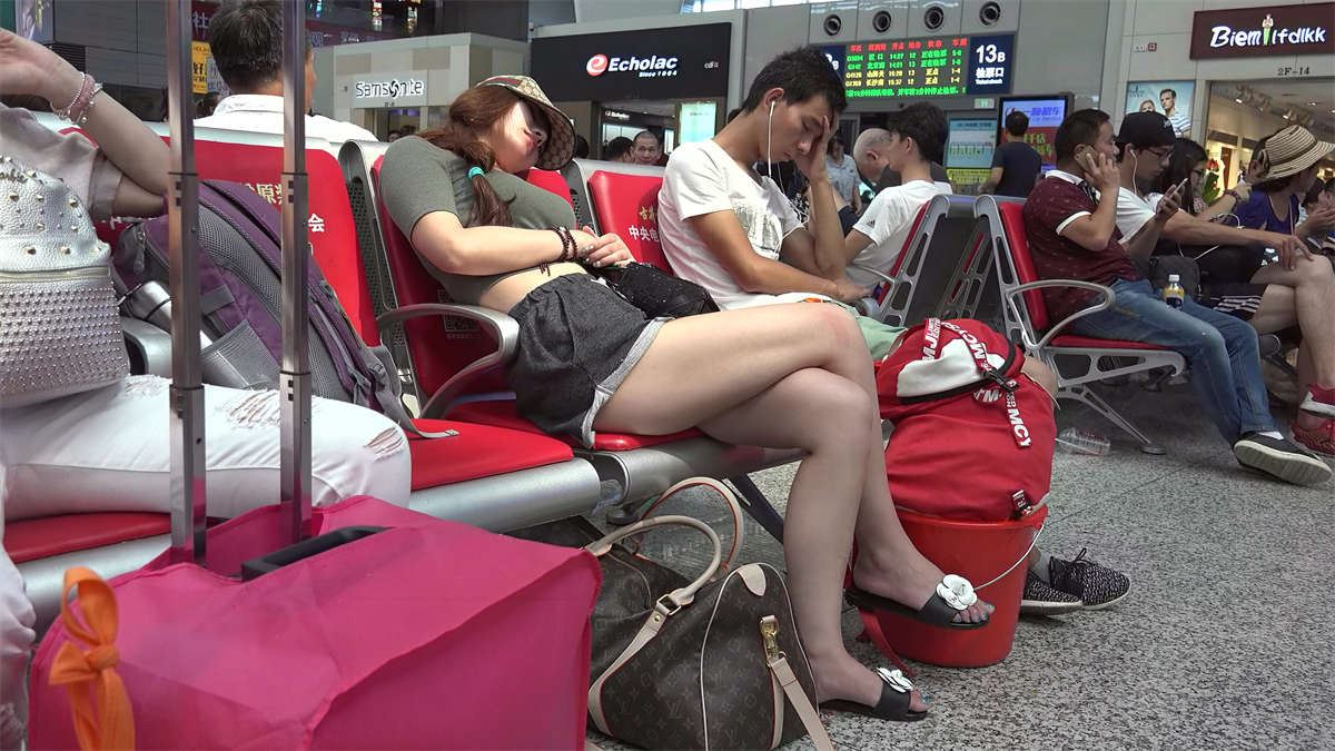 全身名牌的时尚女孩，就这样歪着头睡着了