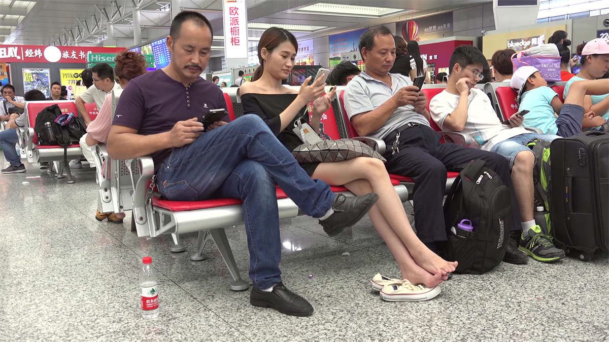 非典型候车大餐，细腿美女充满野性的露脚招式带你起飞