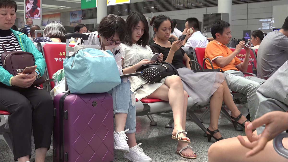 清纯优雅的女人，可能从来没想到打瞌睡的样子会被人拍下