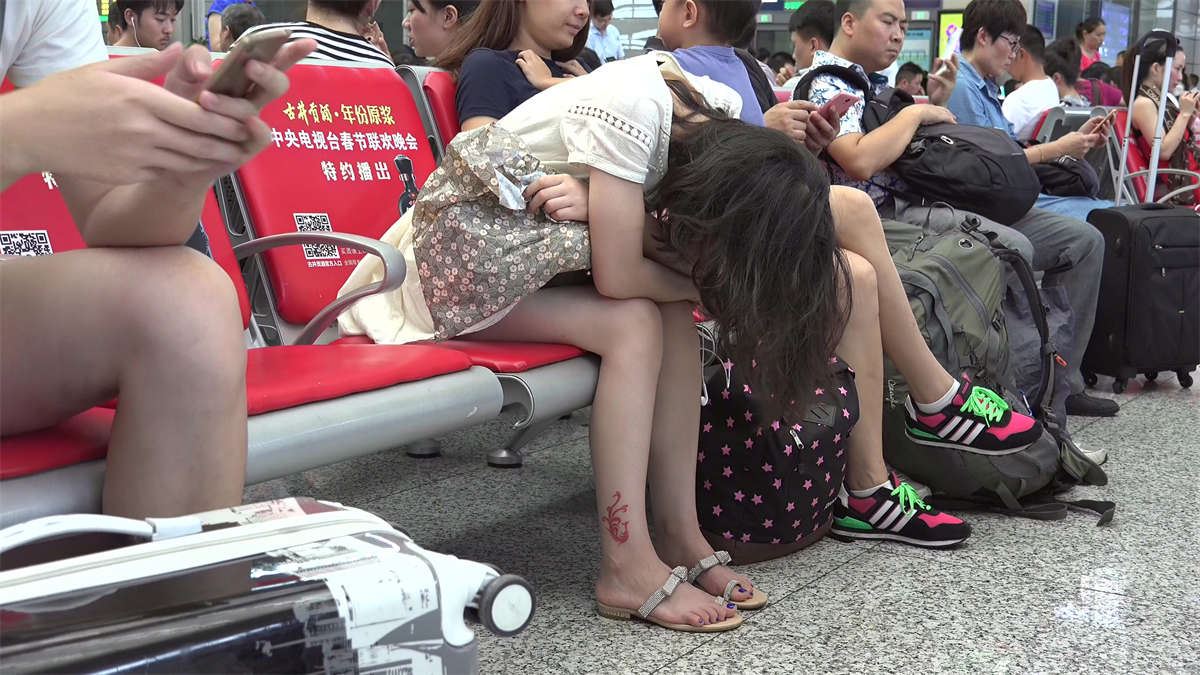 清纯优雅的女人，可能从来没想到打瞌睡的样子会被人拍下
