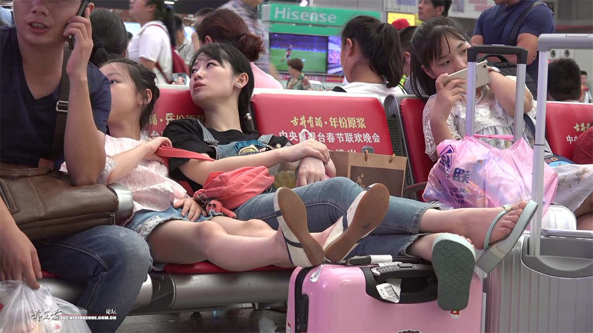 穿着拖鞋的气质辣妈