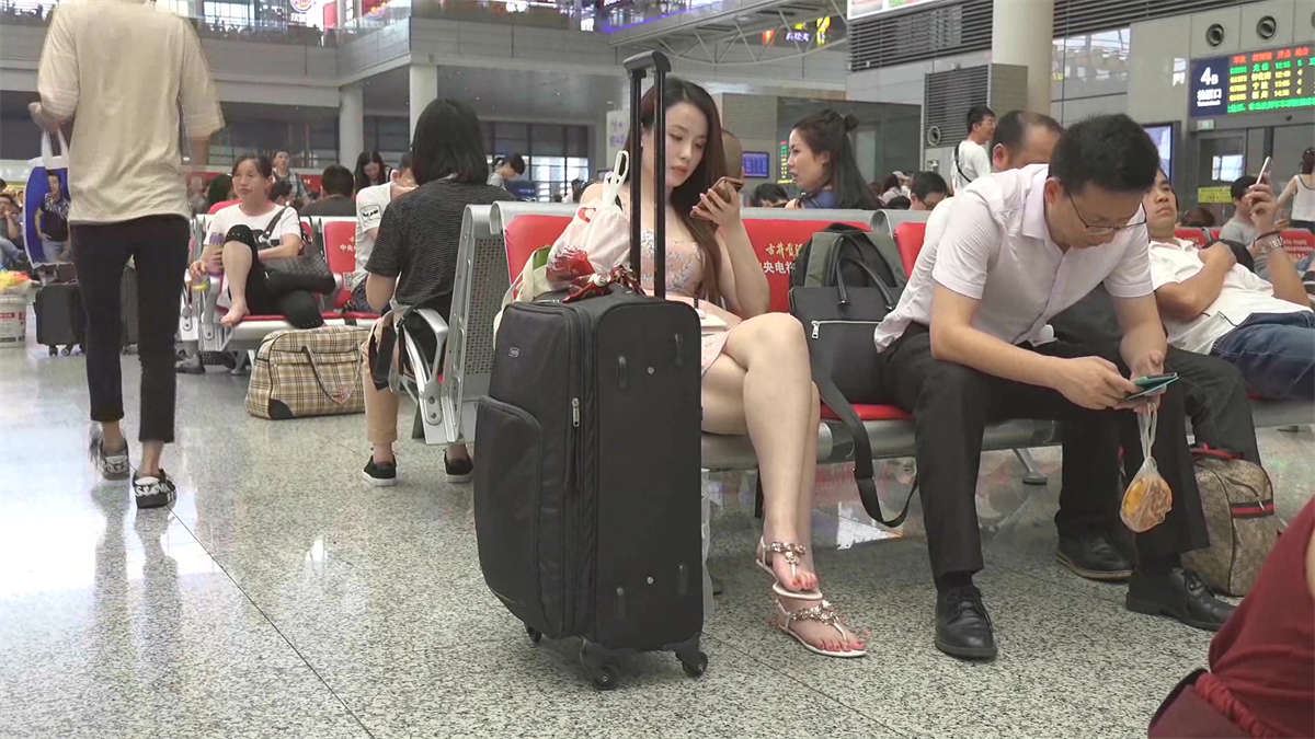 白嫩大腿美女嫩足裸足匀称美腿美脚