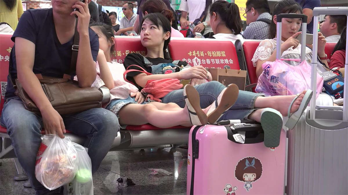 穿着拖鞋的气质辣妈