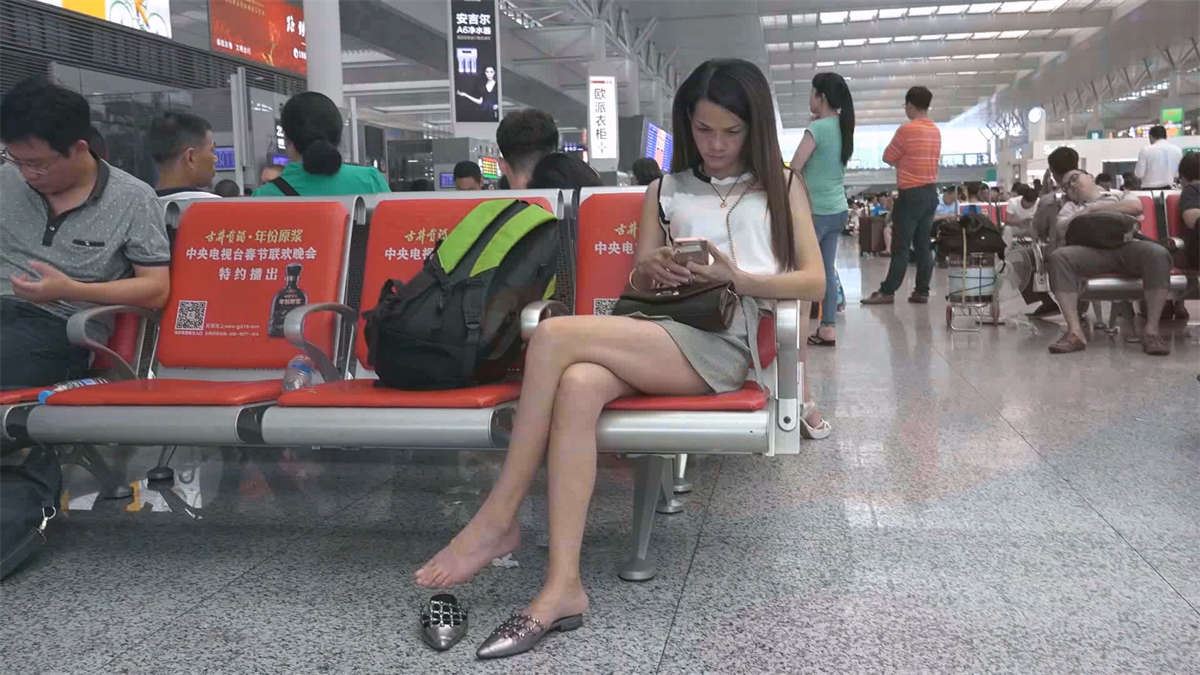 候车室里很久不可多见的极品美足
