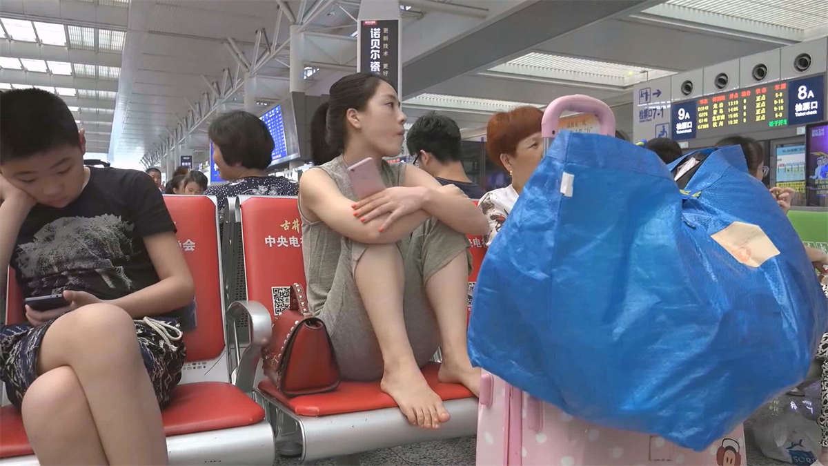 靓妹以为旅行箱能挡住视线照样能看到你的脚丫