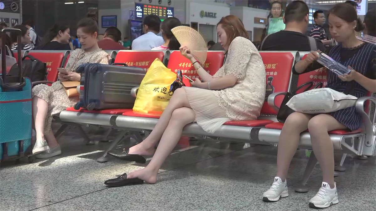 想不到一位优雅女生能把粉嫩玉足玩出那么多花样