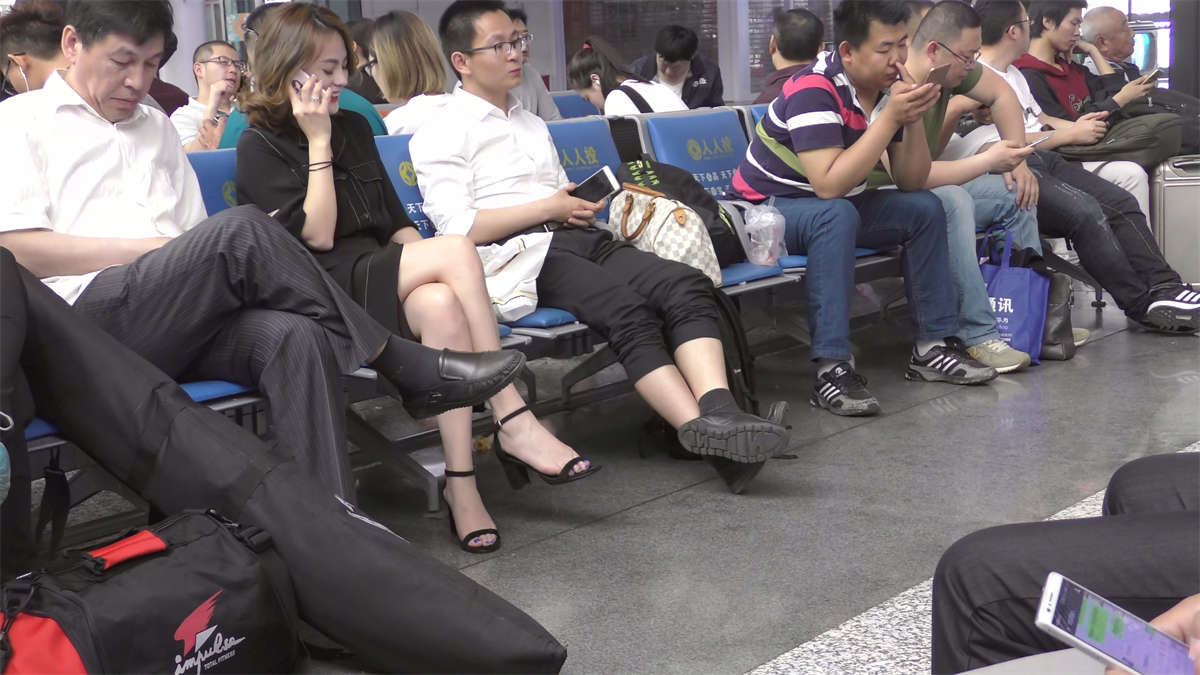 候车室里非常有气质的美女黑色凉高跟鞋美足