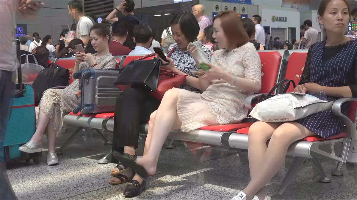 想不到一位优雅女生能把粉嫩玉足玩出那么多花样