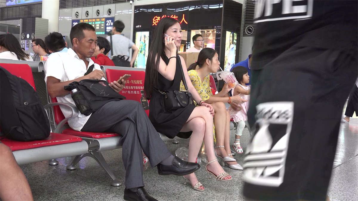 长得这么甜美的女人，就算静静坐着也会让你看的不舍得转眼