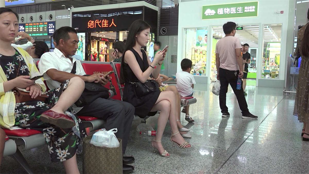 长得这么甜美的女人，就算静静坐着也会让你看的不舍得转眼
