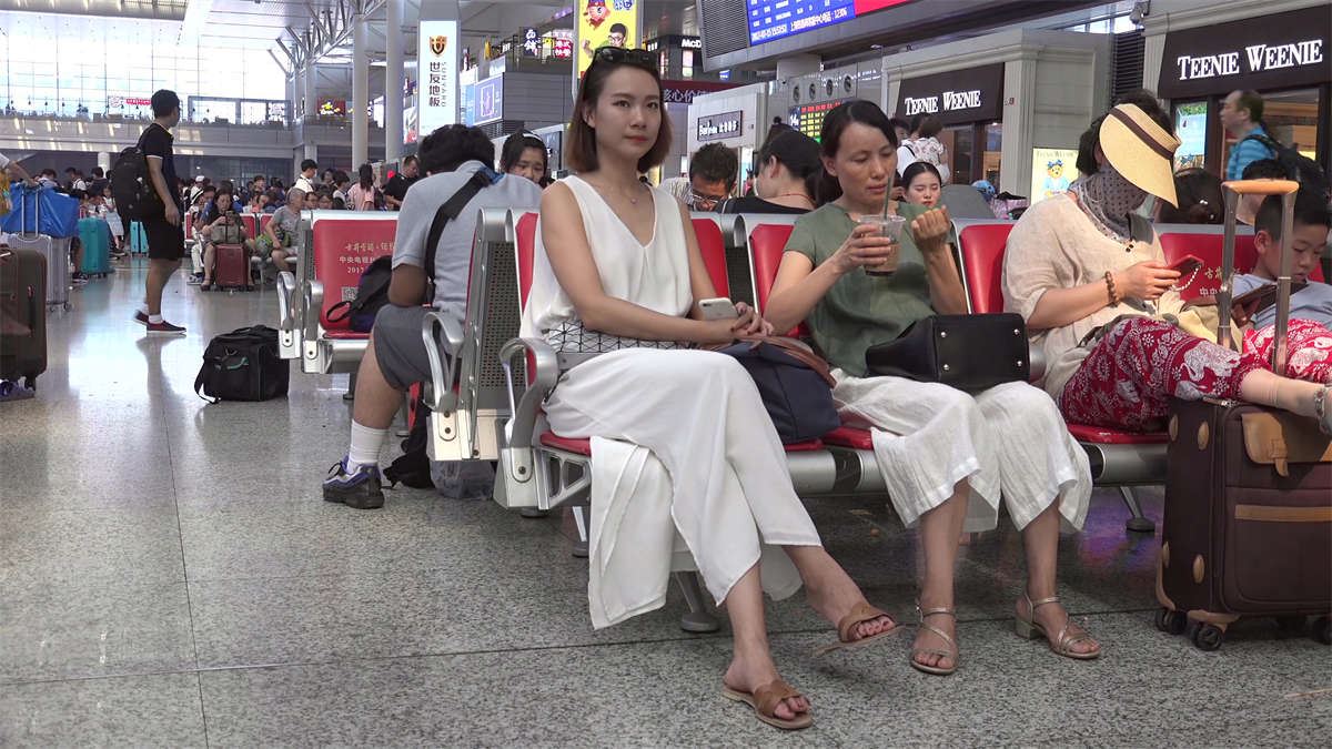 雪肌细腻明星脸，艳趾纤足难以抗拒的美人风采