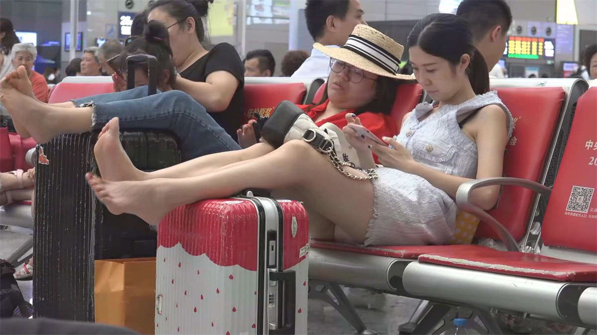 候车室里的极品裸足美女美脚放在箱子上抖动