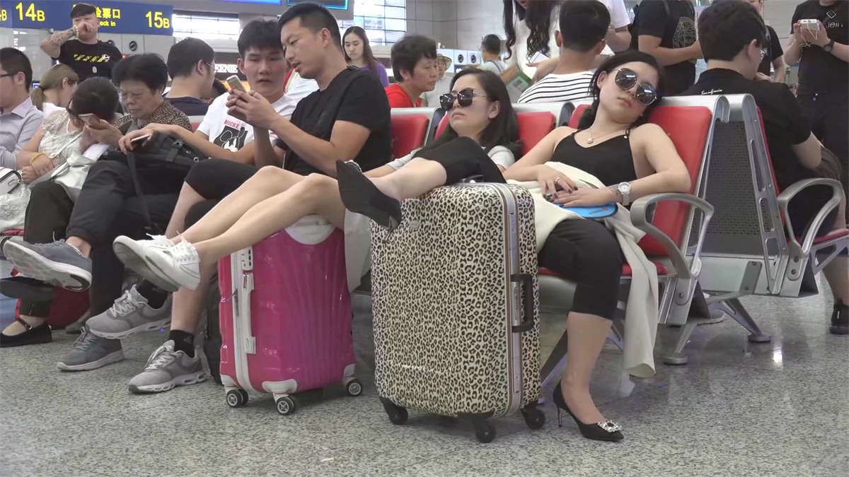 候车室的两位美女太累了 睡了一会