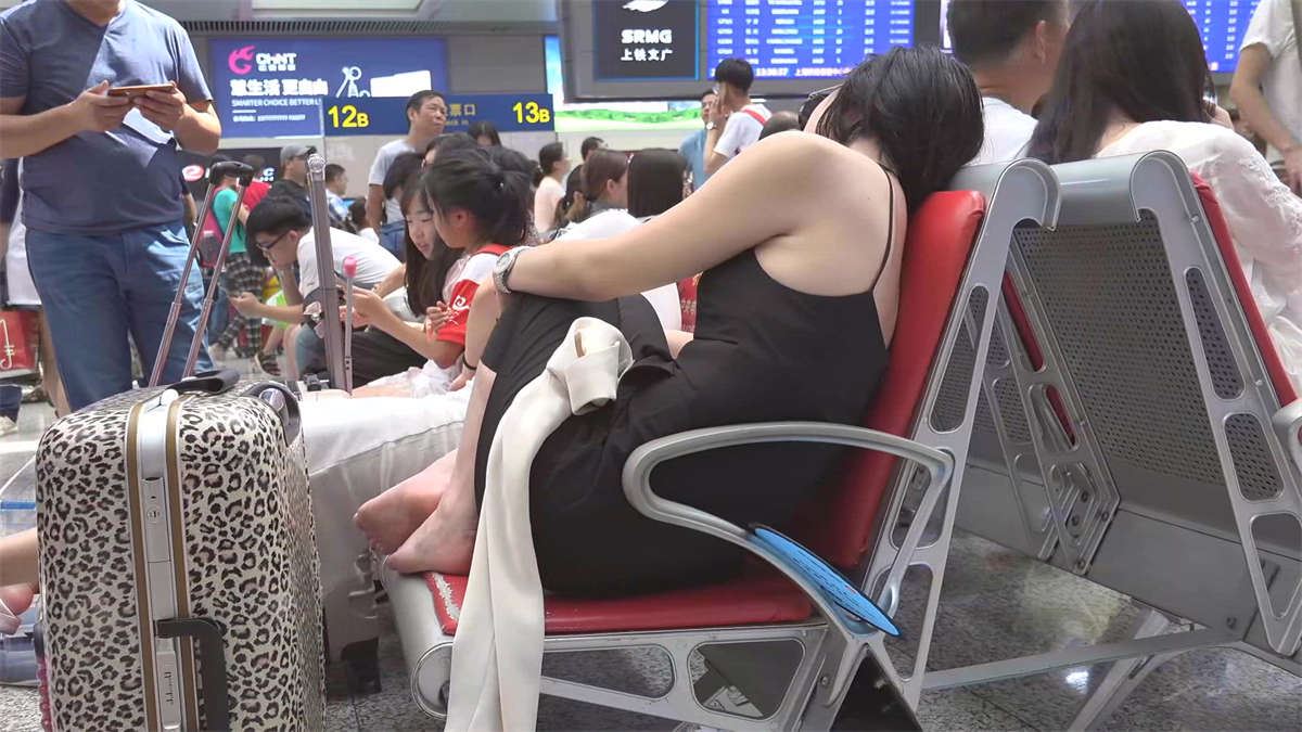 候车室的两位美女太累了 睡了一会