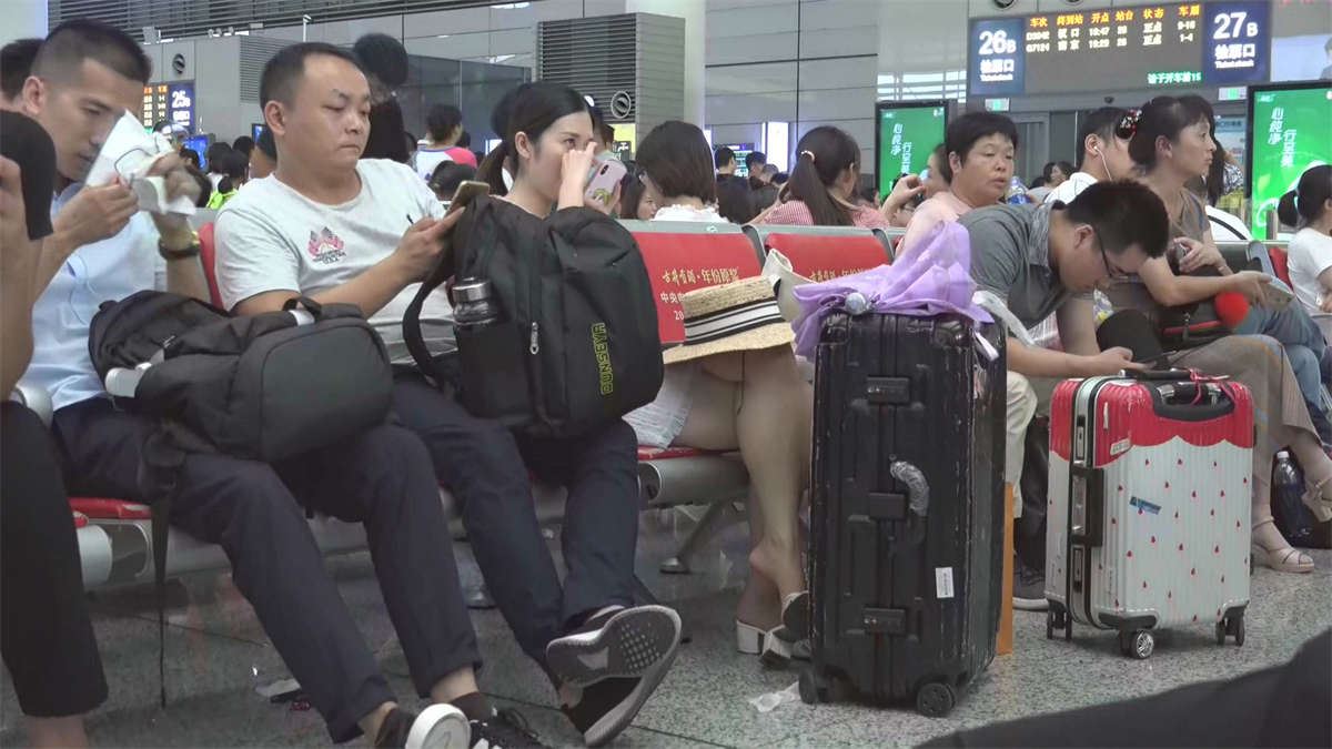 候车室里的极品裸足美女美脚放在箱子上抖动