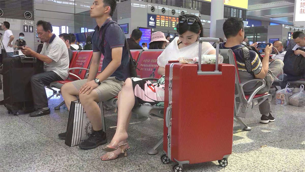 在机场有着一双完美美脚的气质美女小姐姐