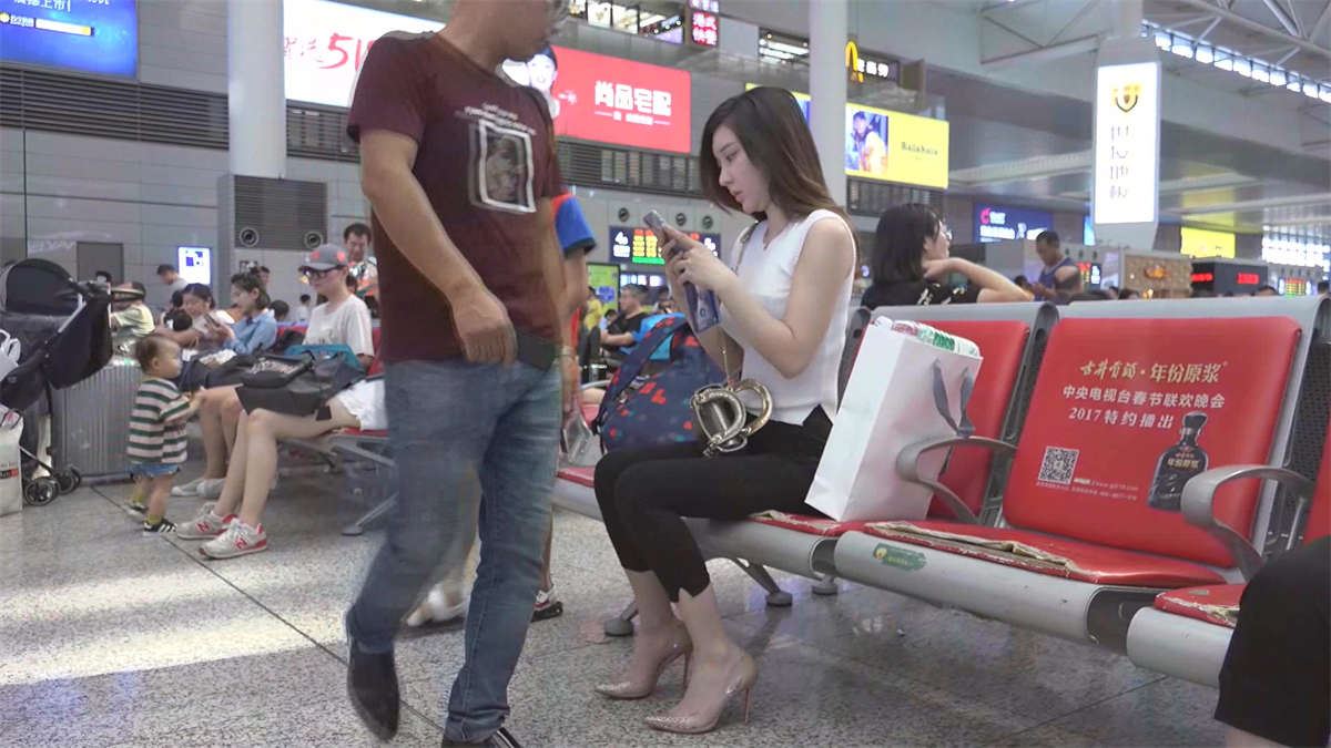候车室甜美可爱的小姐姐
