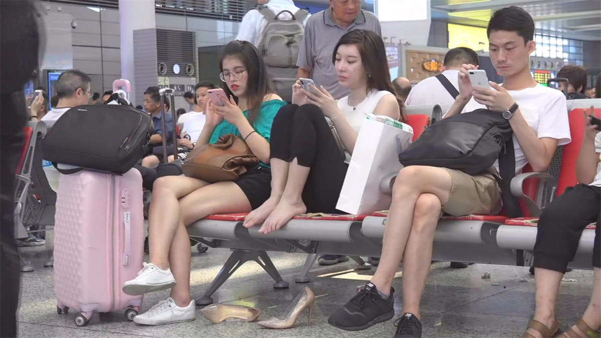 候车室甜美可爱的小姐姐