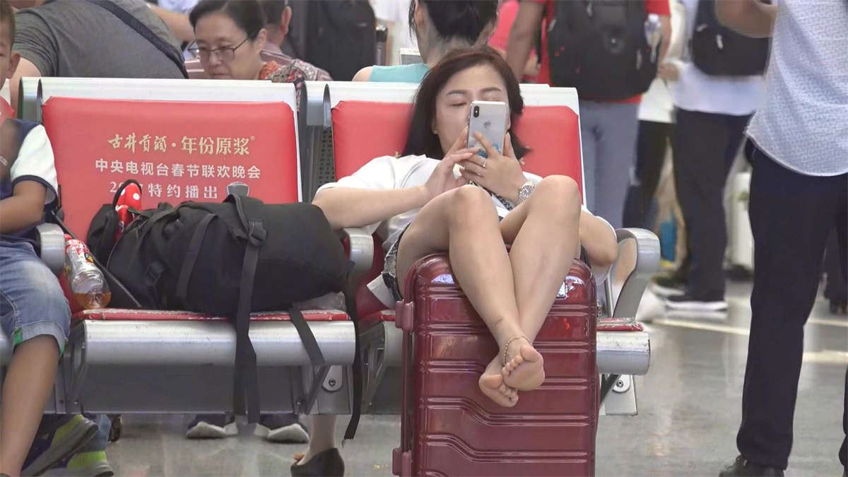 候车室里的靓丽的赤足者裸足美女