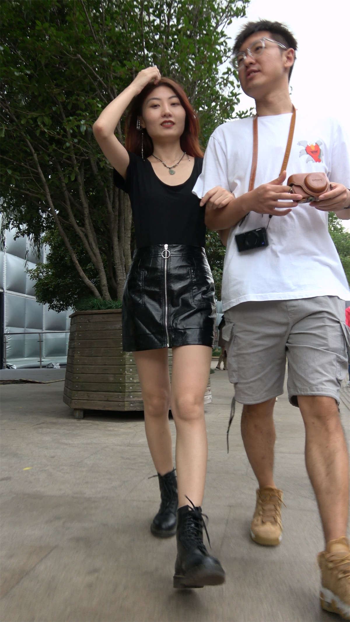 漂亮的皮短裙黑色T恤小姐姐