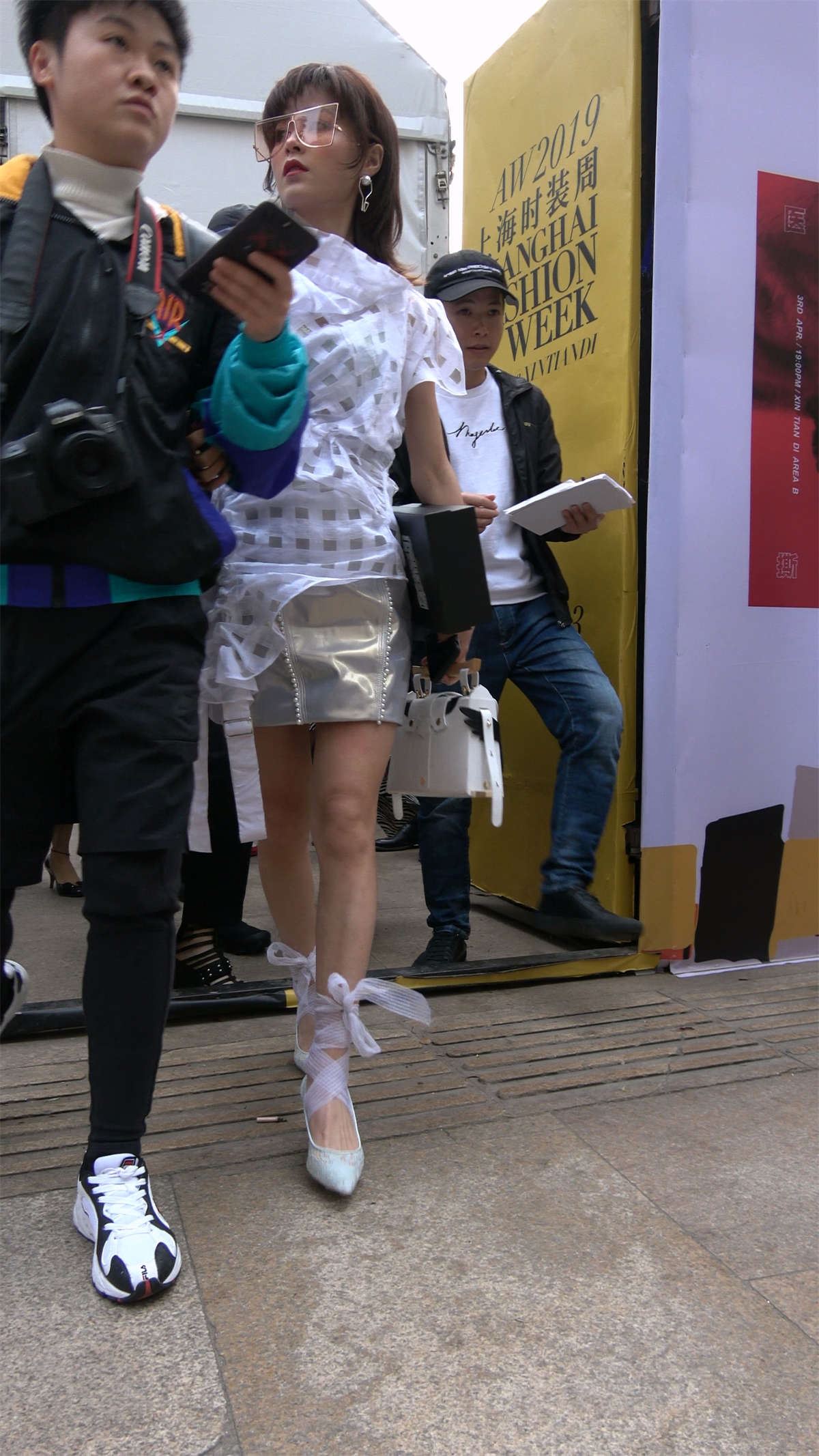 夸张的大眼镜短发美眉