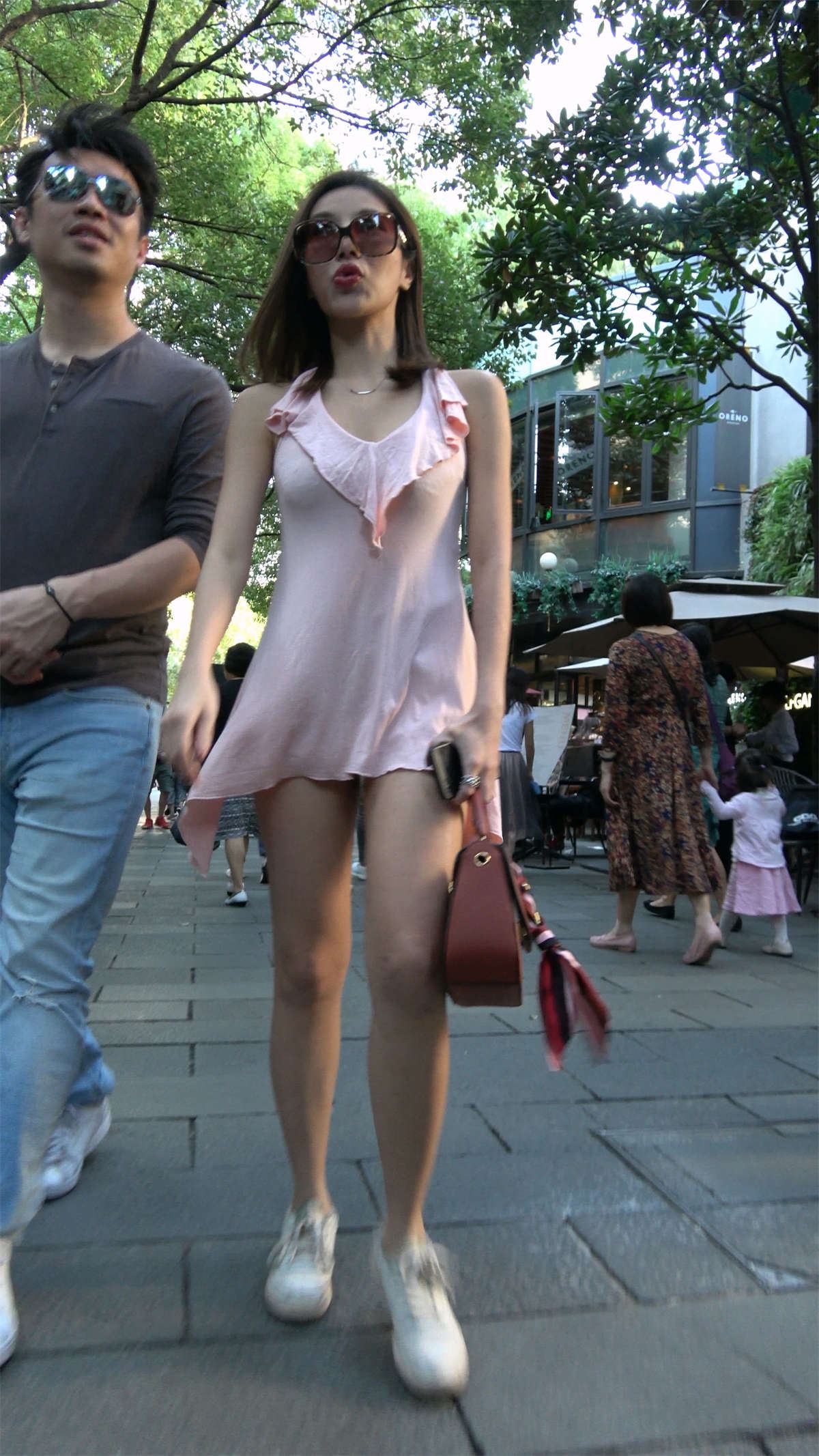 粉色裙气质美女