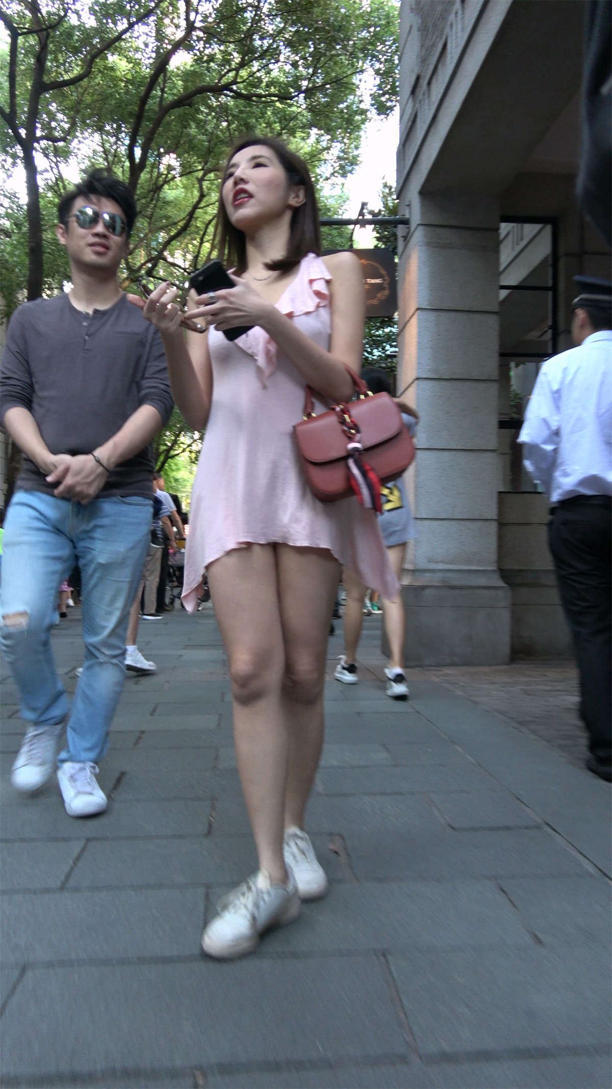 粉色裙气质美女