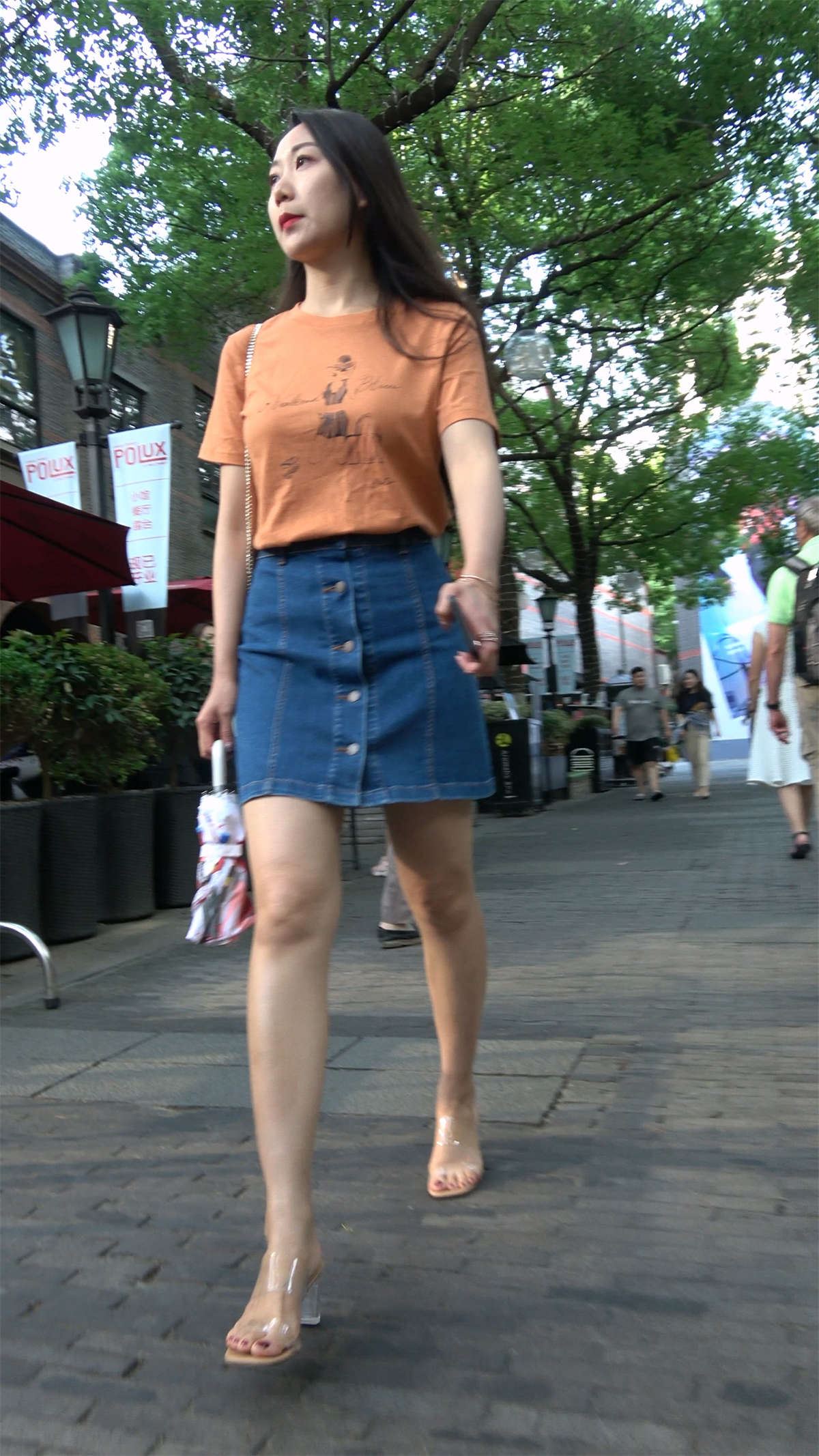 牛仔裙高跟美女