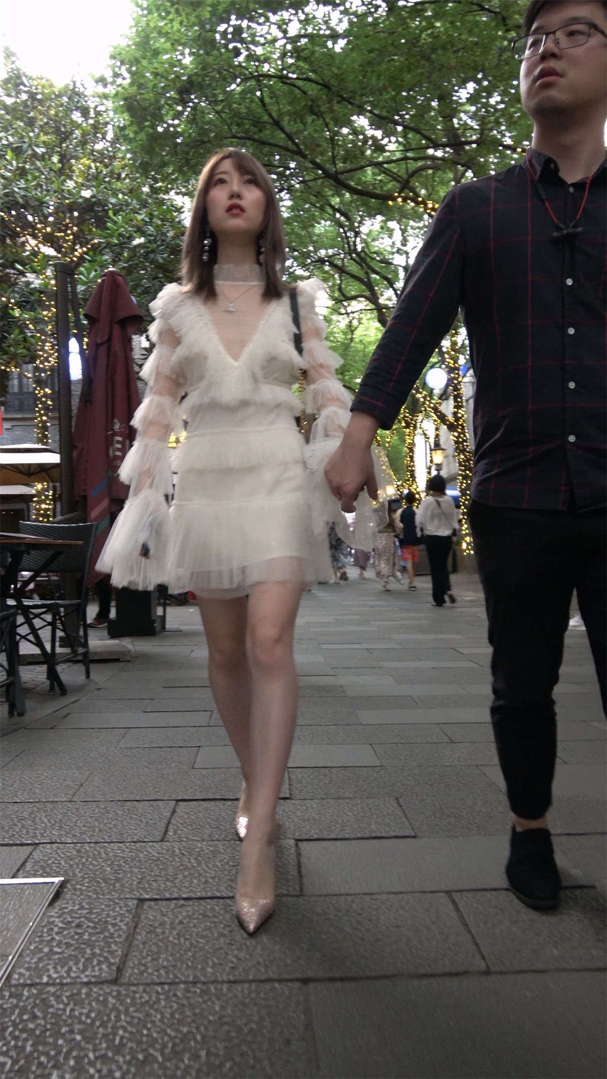 白色连衣裙高跟鞋美女