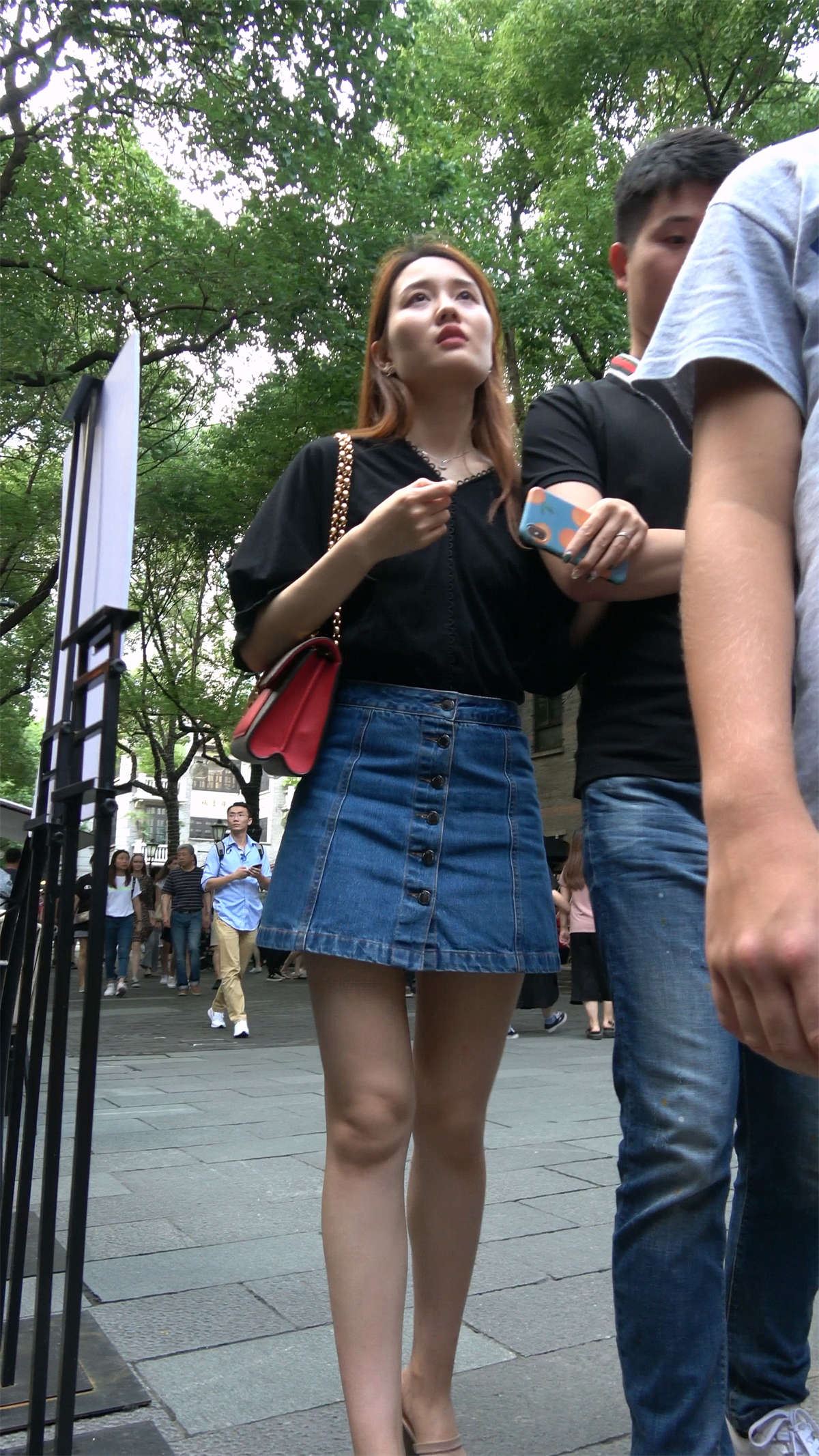 牛仔裙长腿长发小姐姐