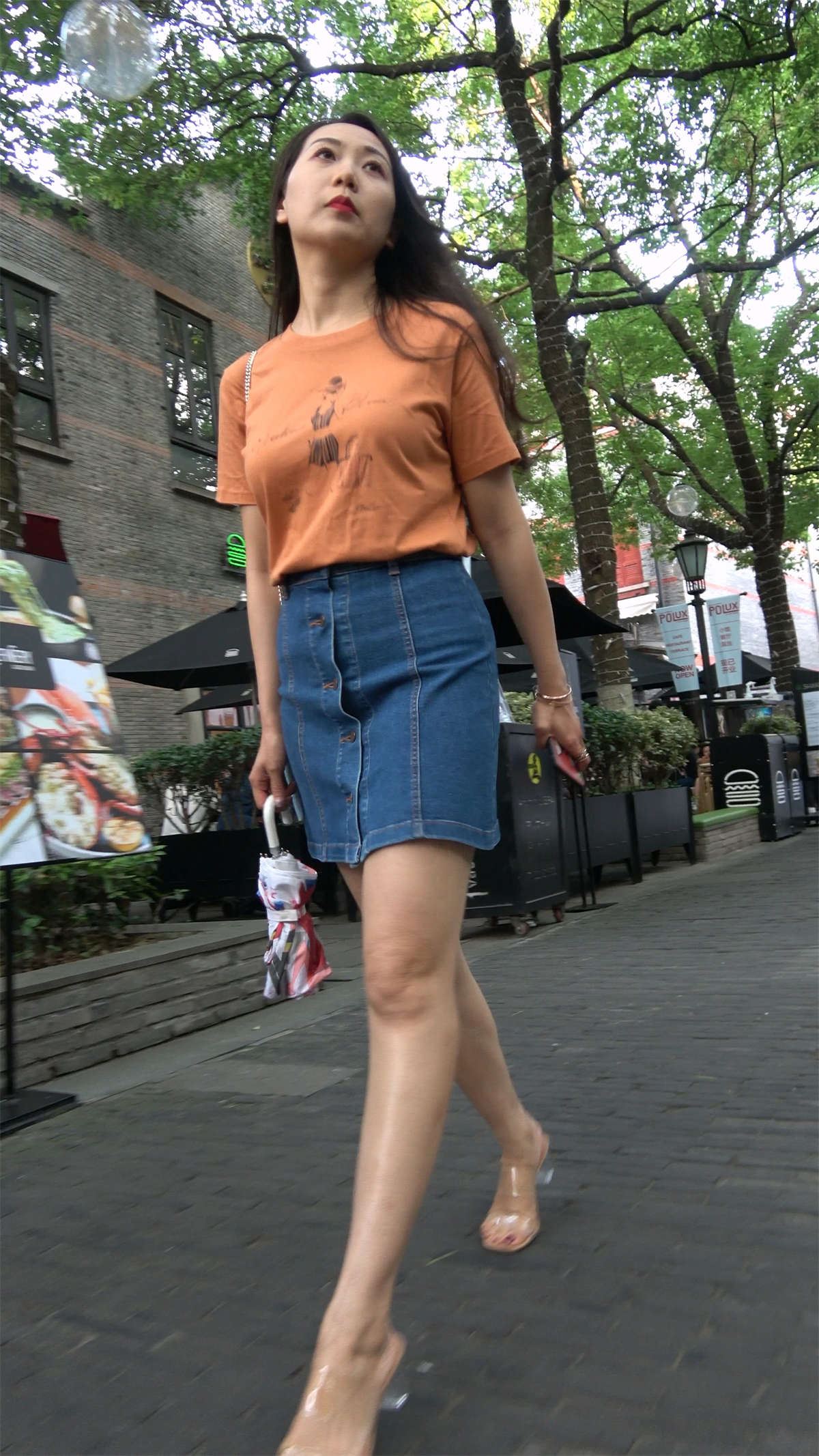 牛仔裙高跟美女