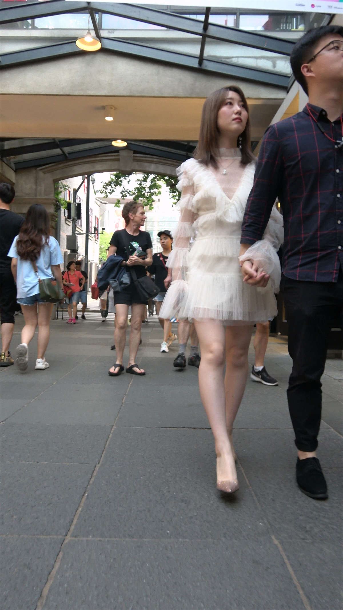 白色连衣裙高跟鞋美女