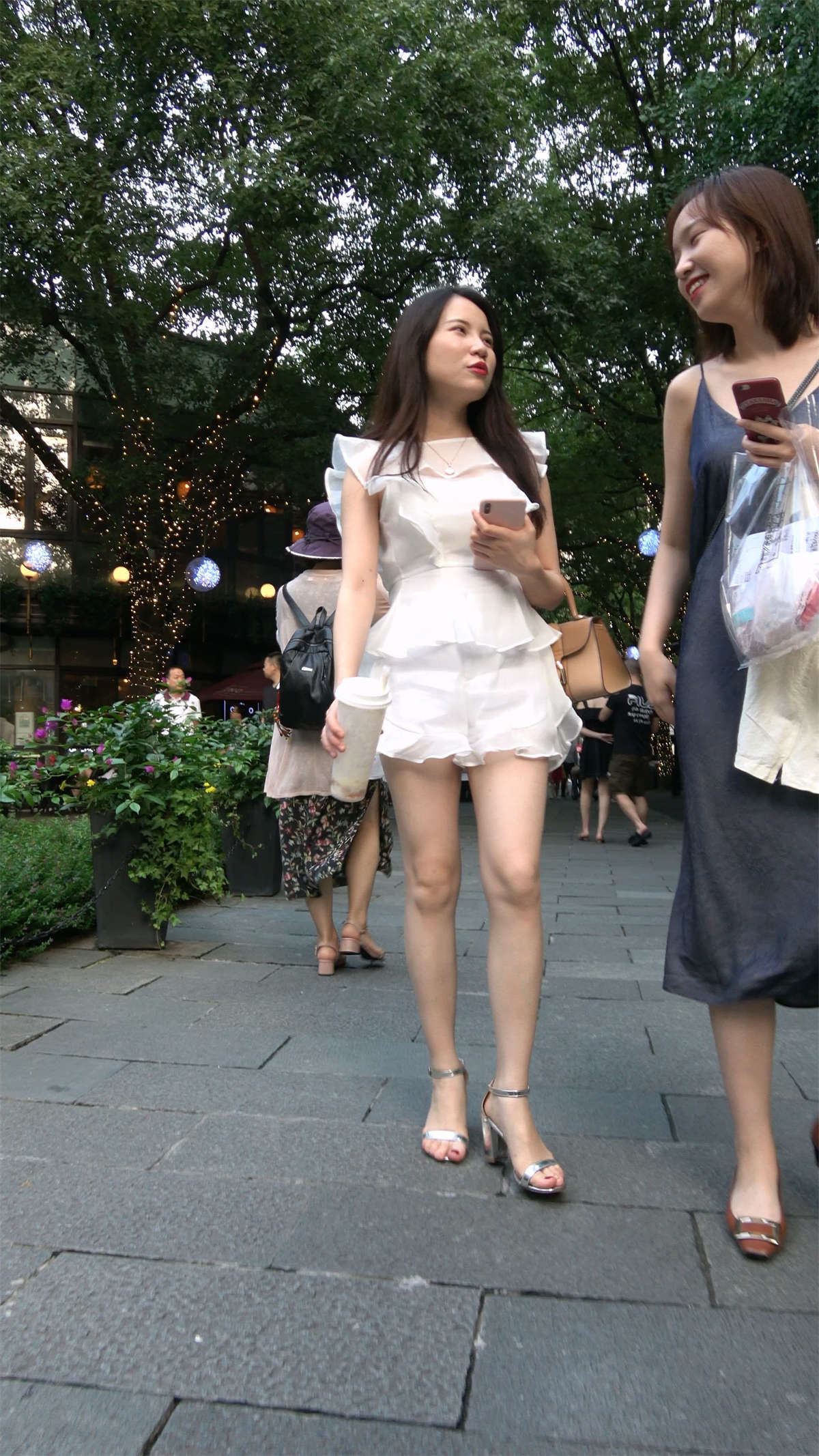 性感白皙美腿连衣裙高跟美女