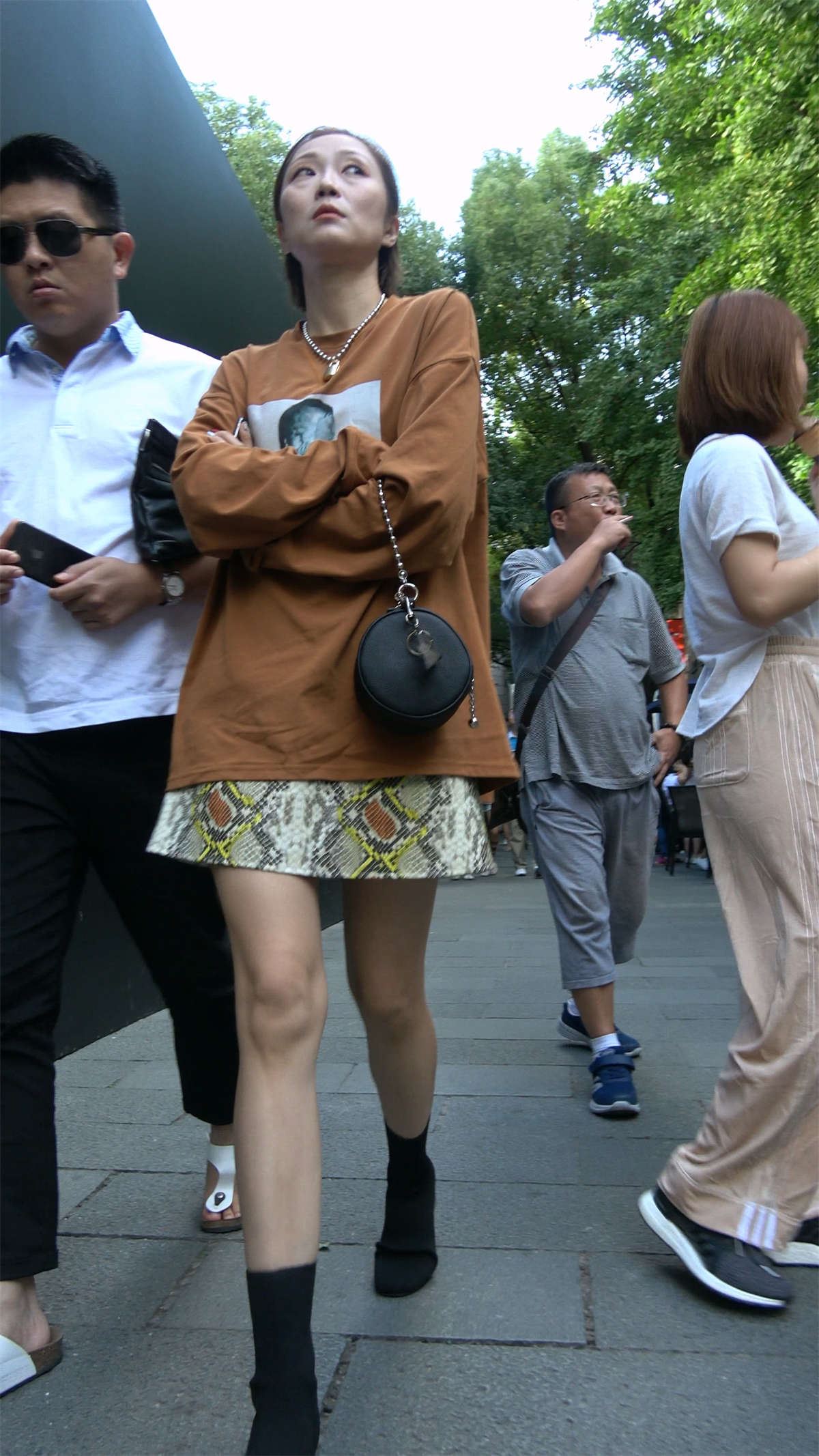 短裙酒窝小美女