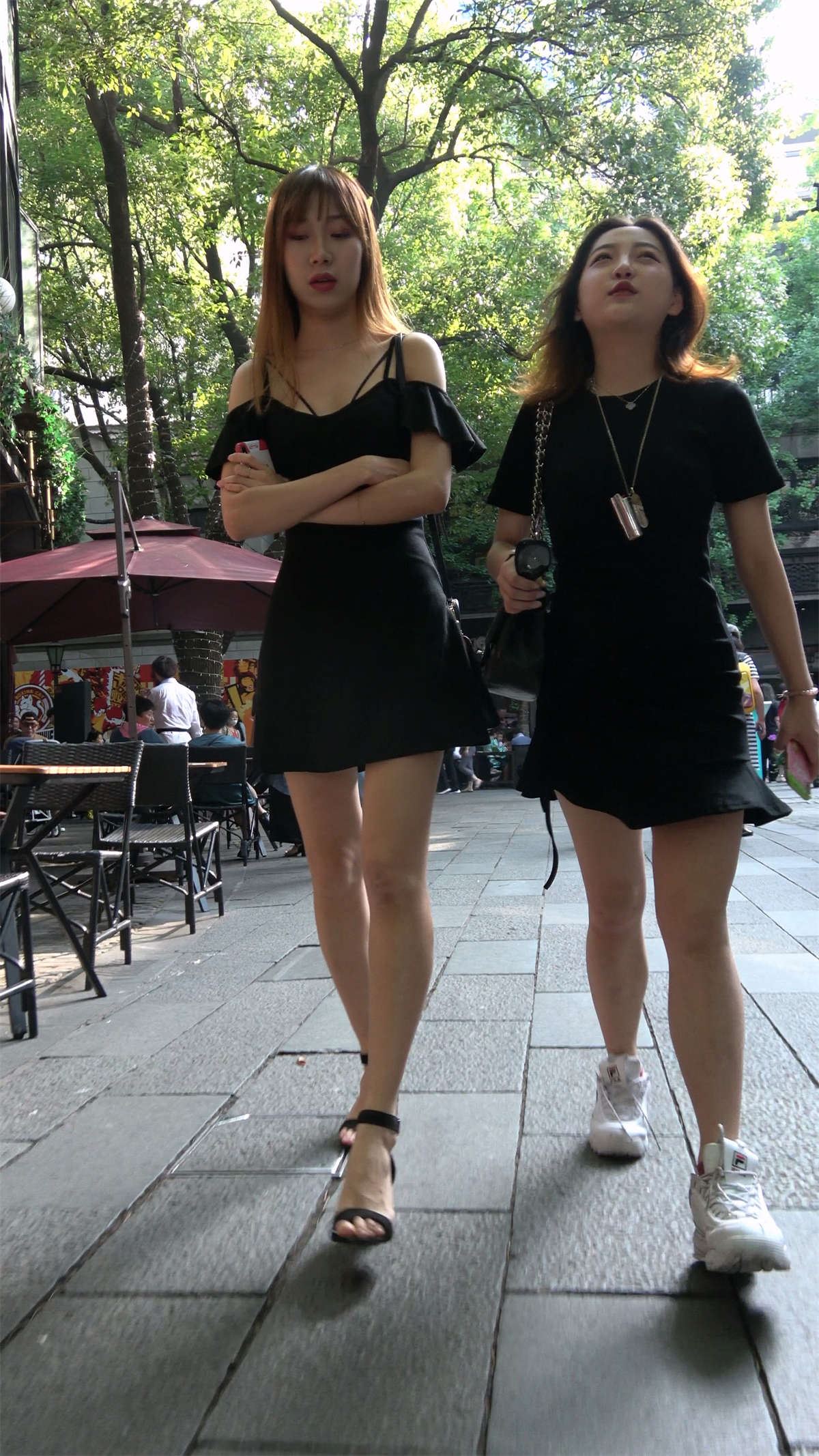 黑色短裙高跟美女
