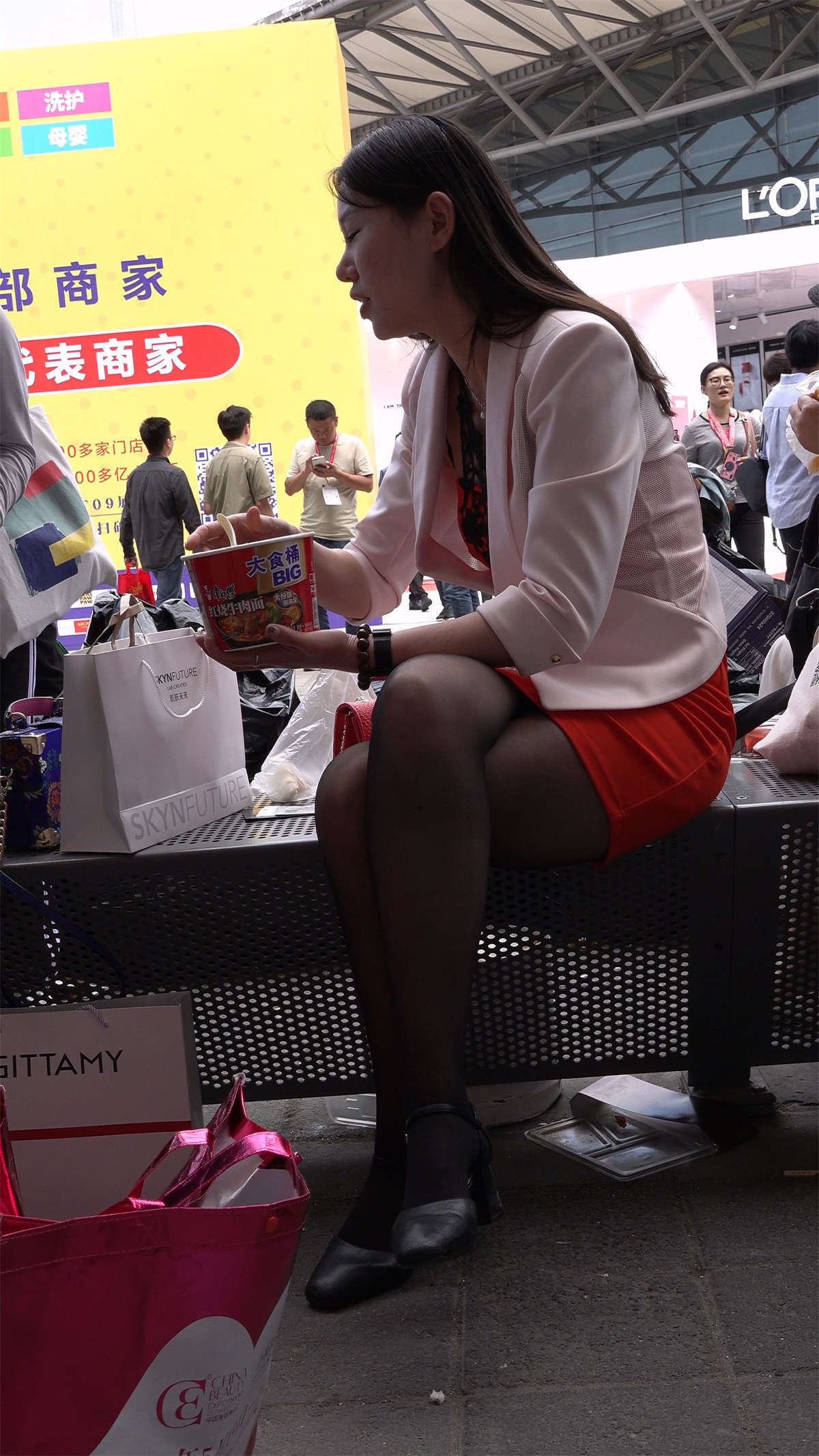 吃泡面的黑丝美女