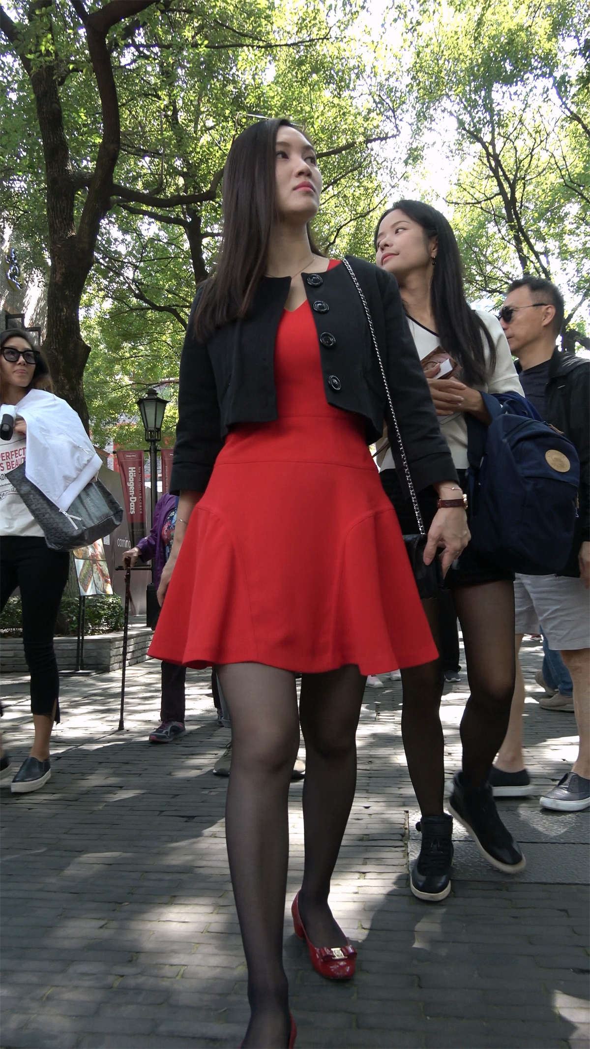 两位黑丝美女拍照