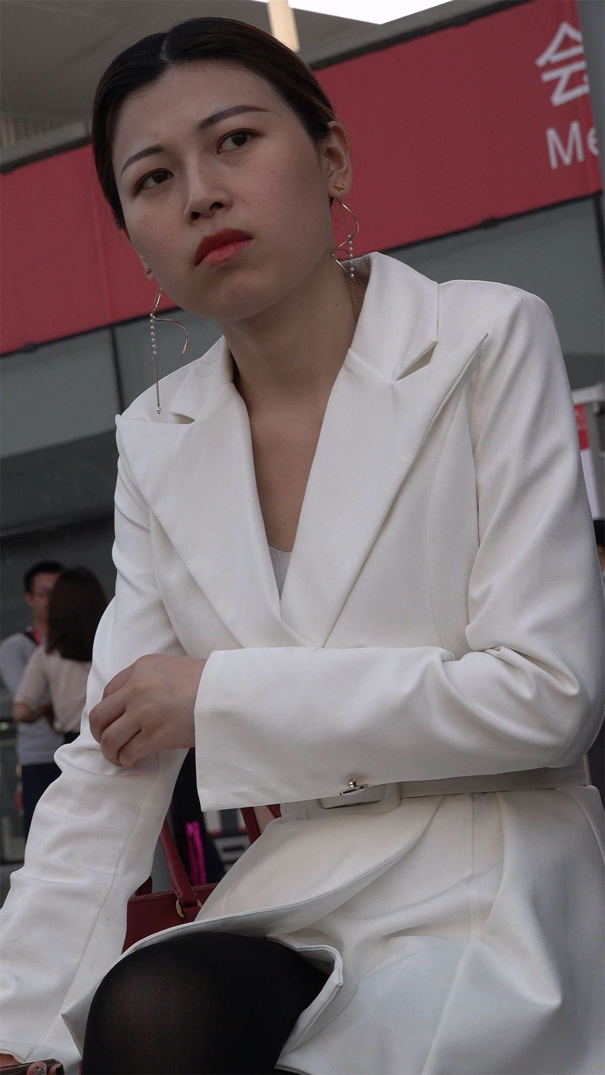白衣服大头皮鞋黑丝美女