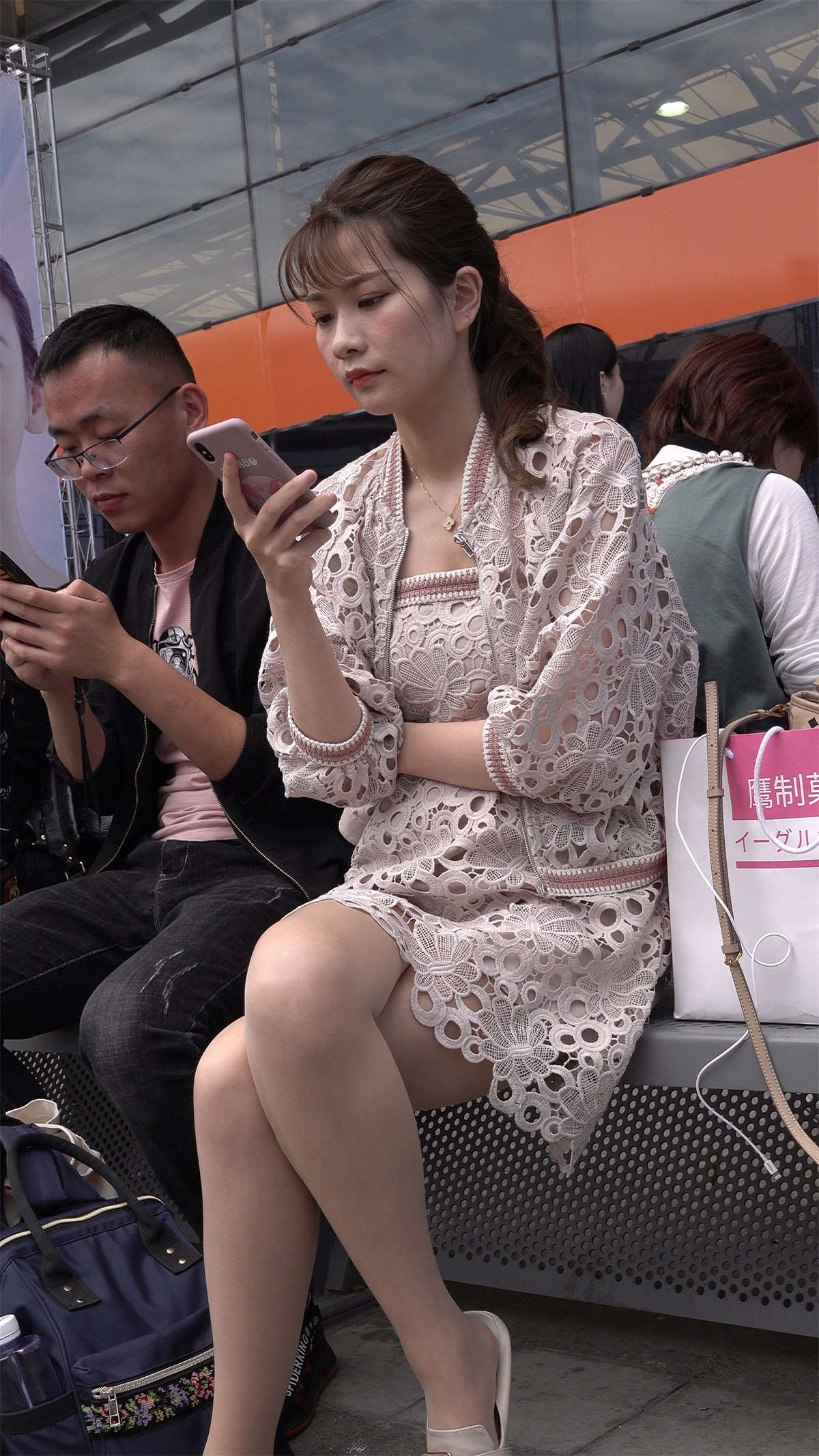 精致的脸庞镂空裙肉丝美女