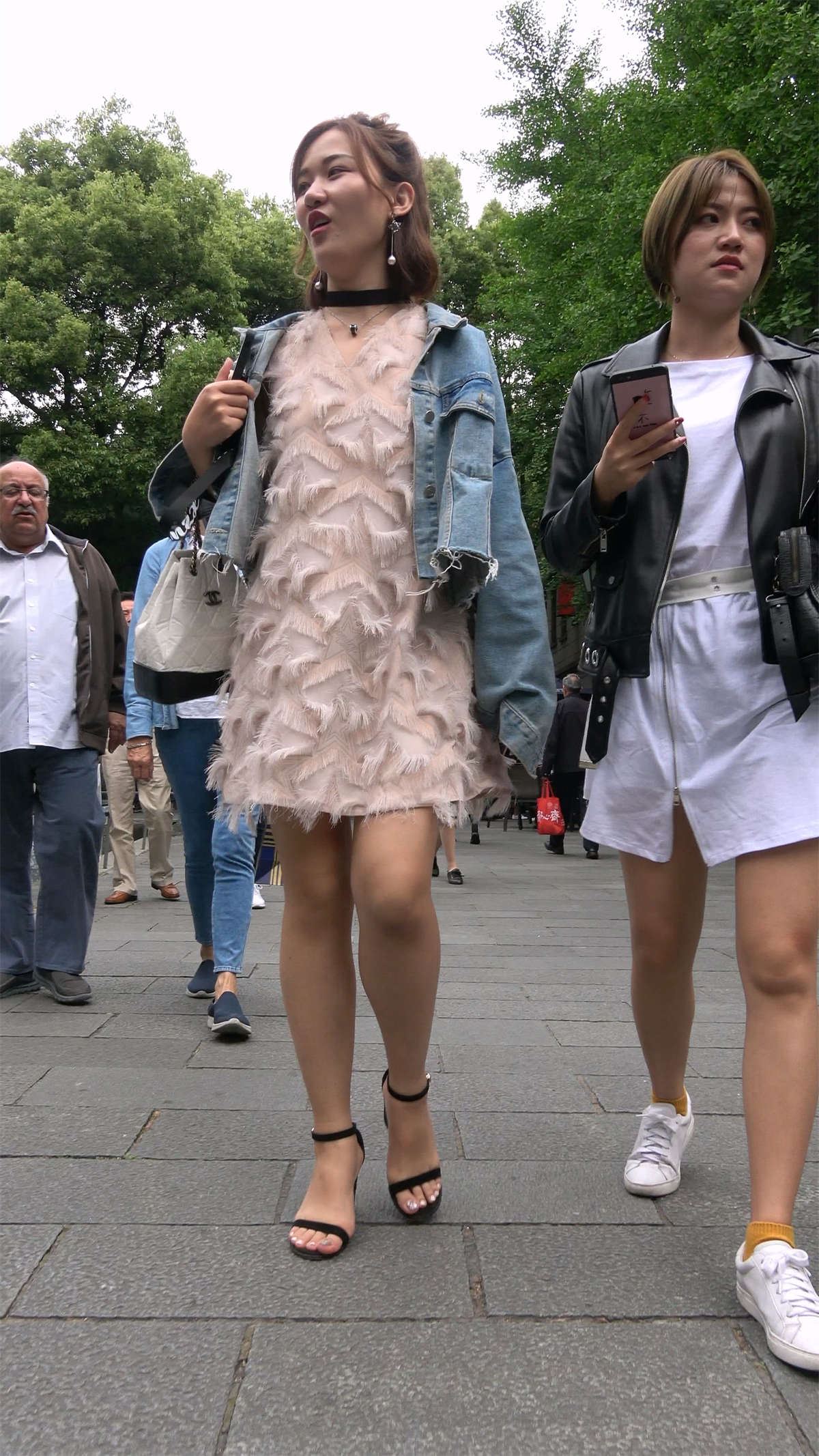 连衣裙外面配牛仔外套的姐姐
