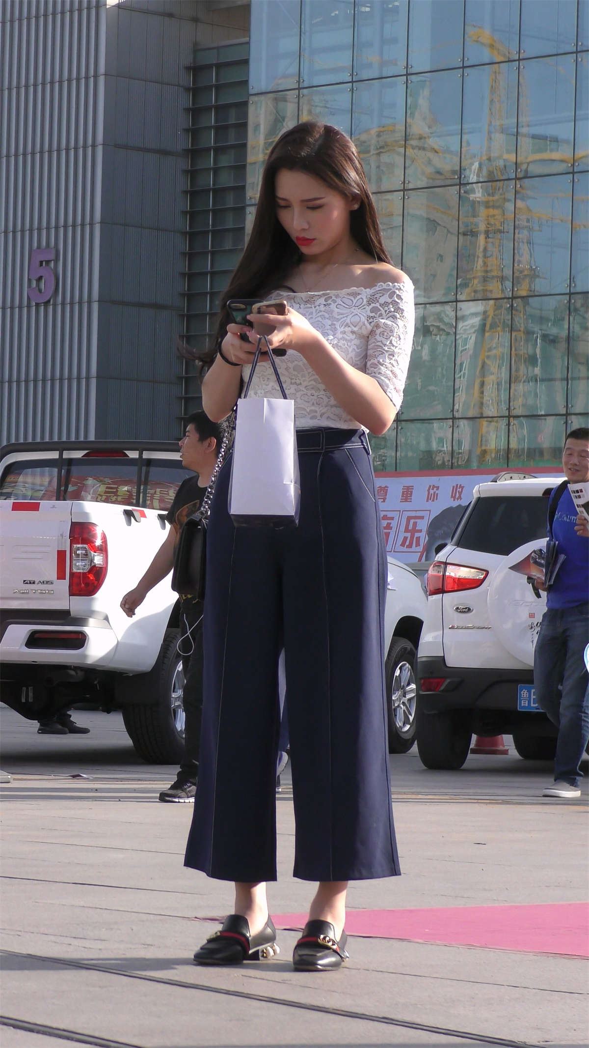 蓝色休闲宽松裤漂亮时尚长发美女