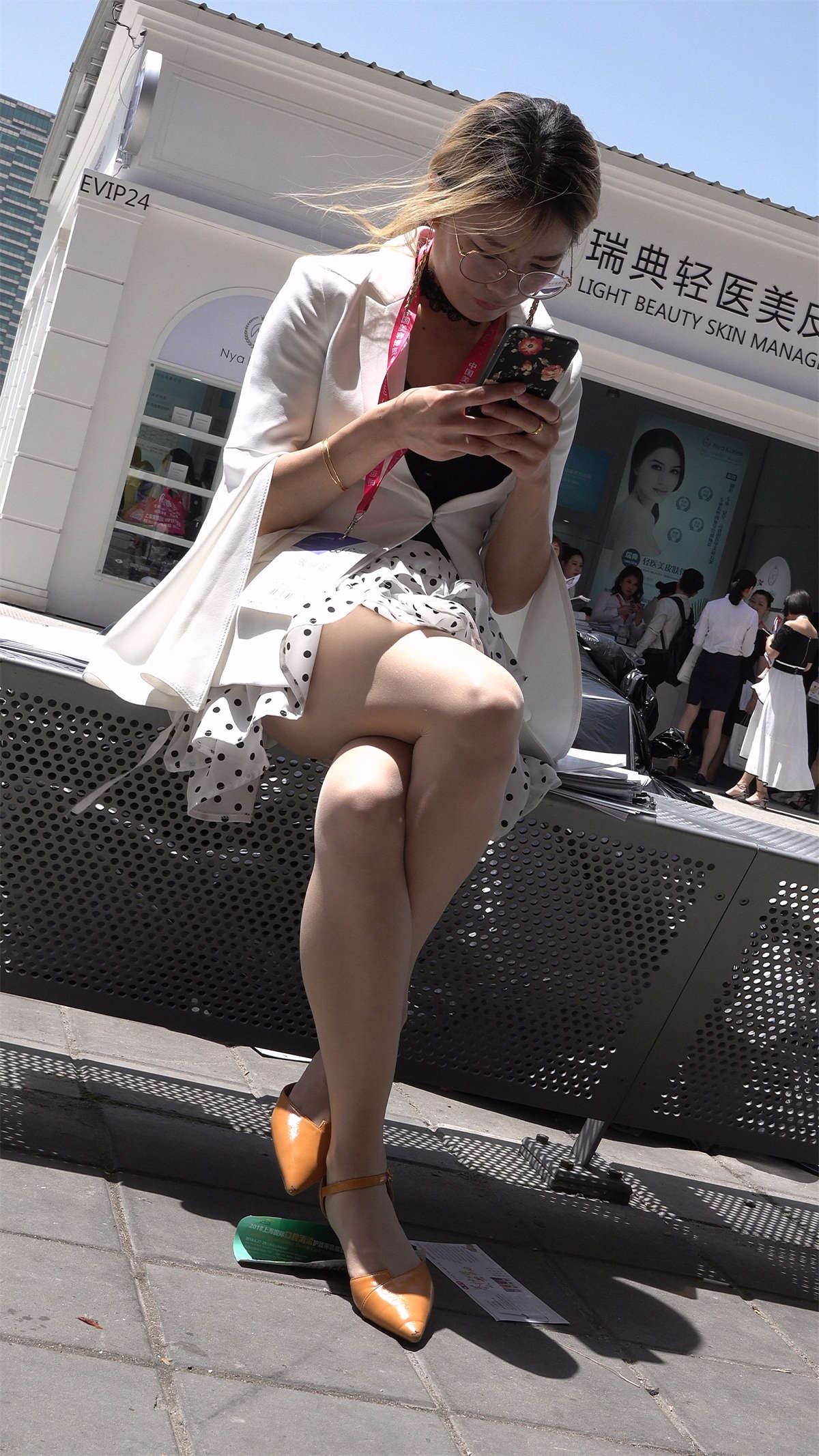 带着眼镜有气质的丝袜美女