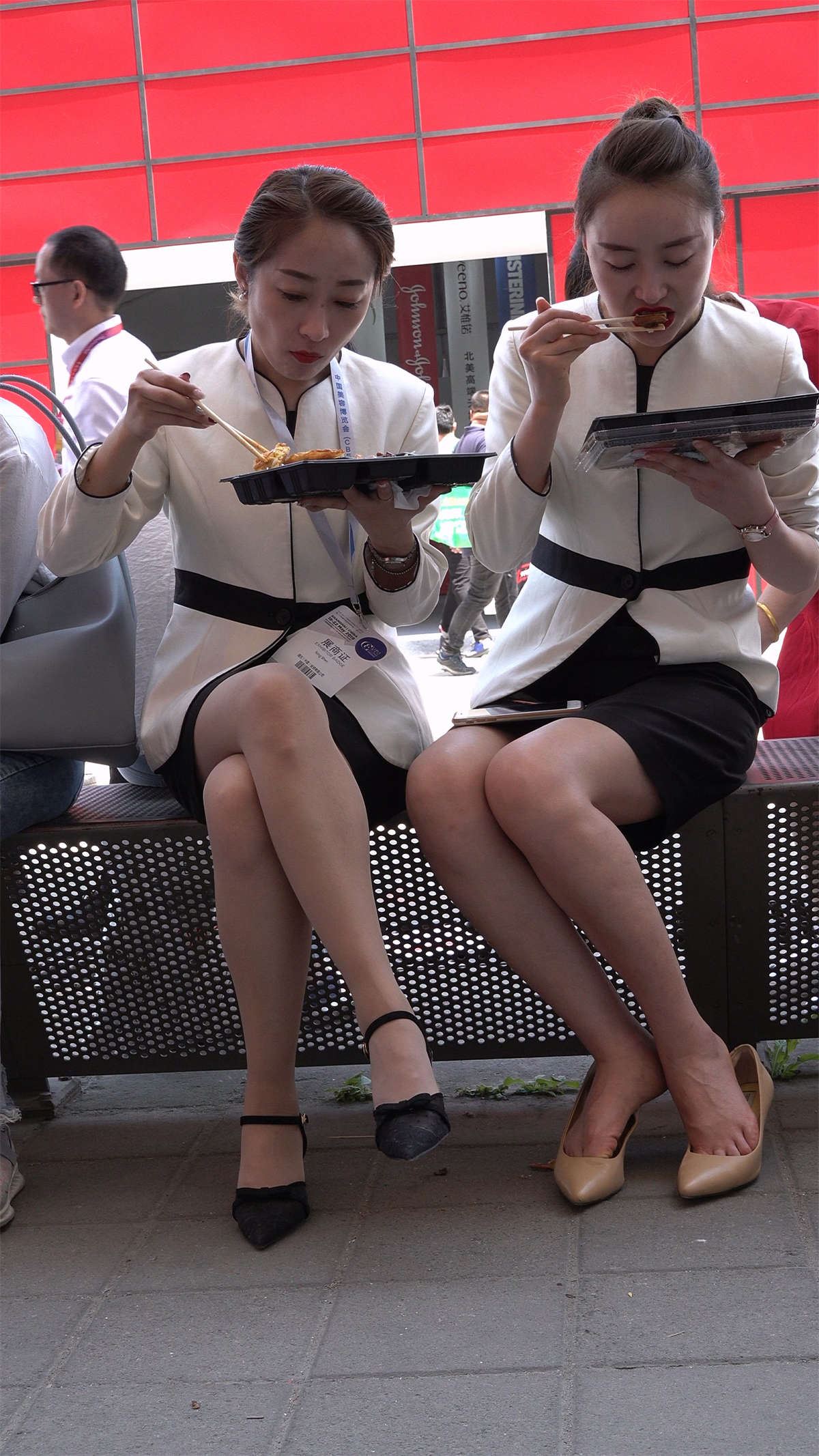 抓拍吃午饭的高跟美女