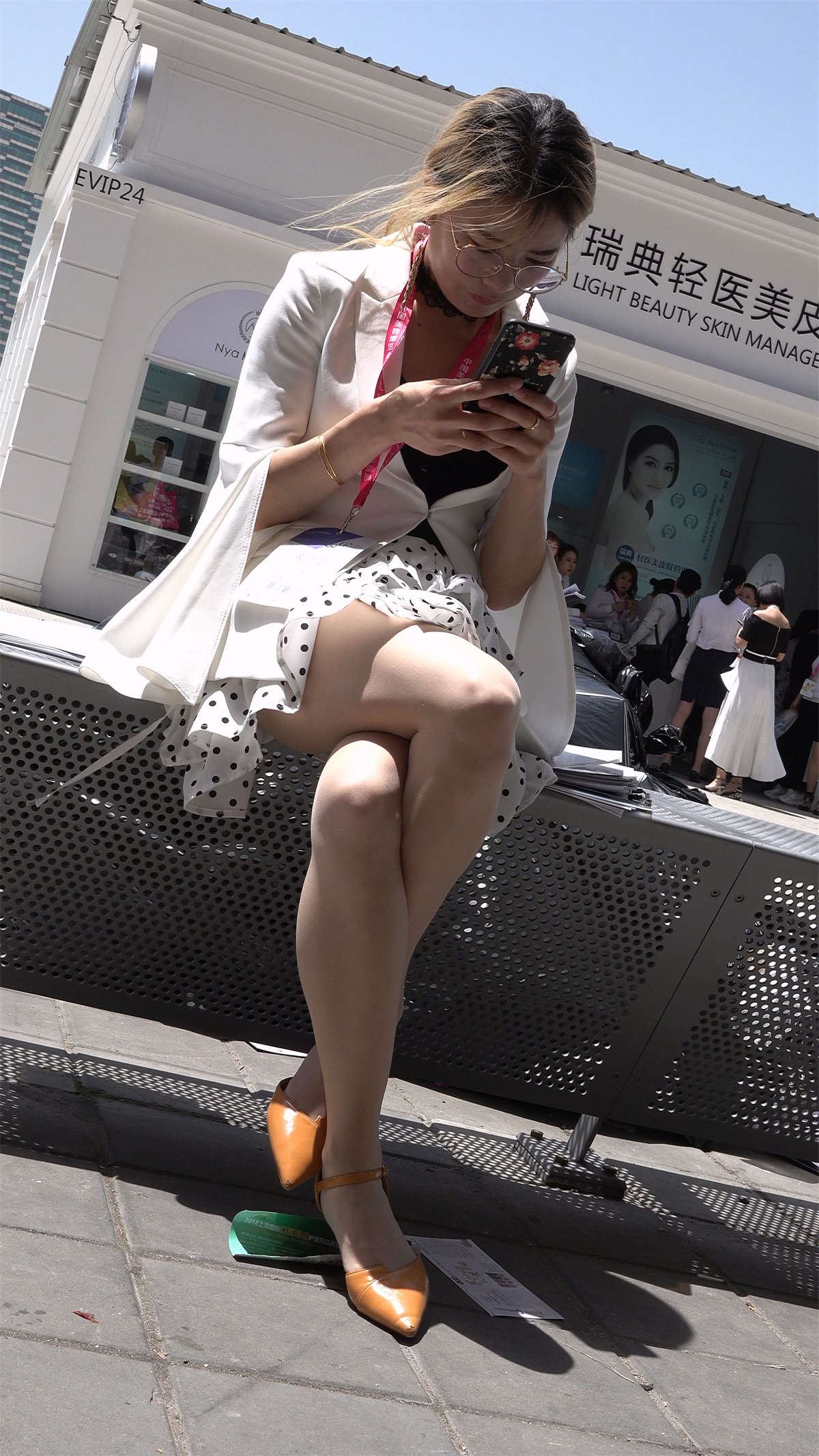 带着眼镜有气质的丝袜美女